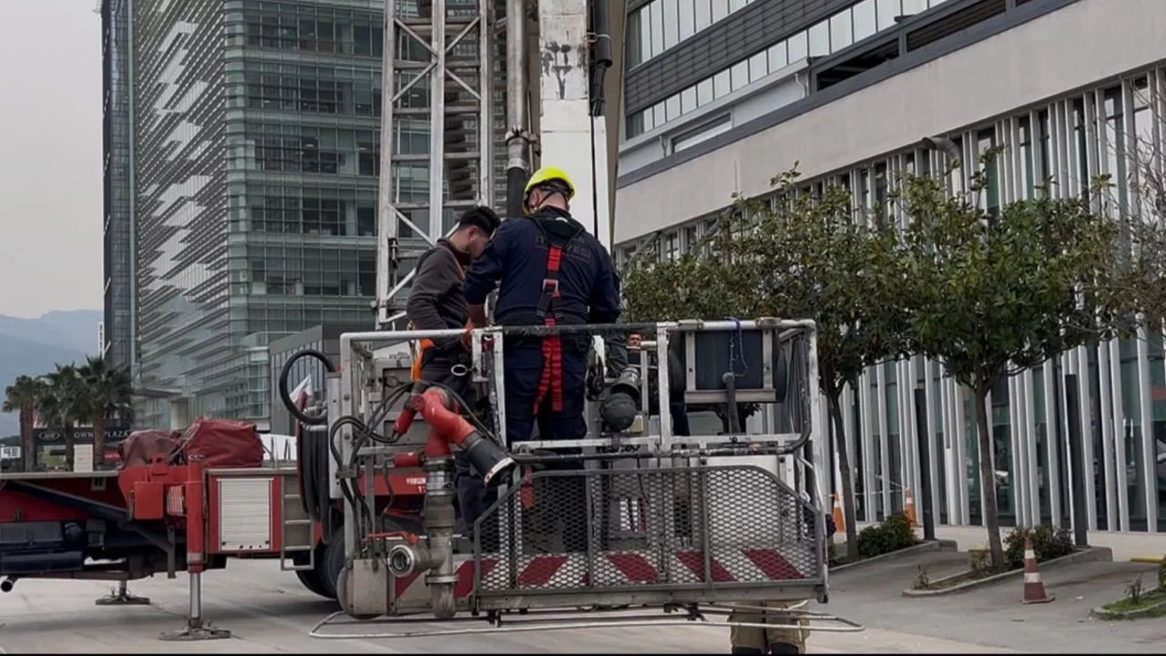 Bursa'da ölümle burun buruna geldiler! Cam silen işçiler havada asılı kaldı