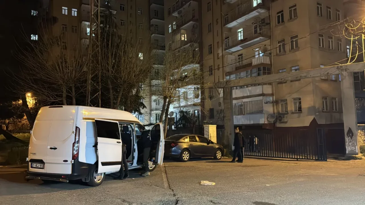 Diyarbakır'da  eşini öldürdü, kızını yaraladı