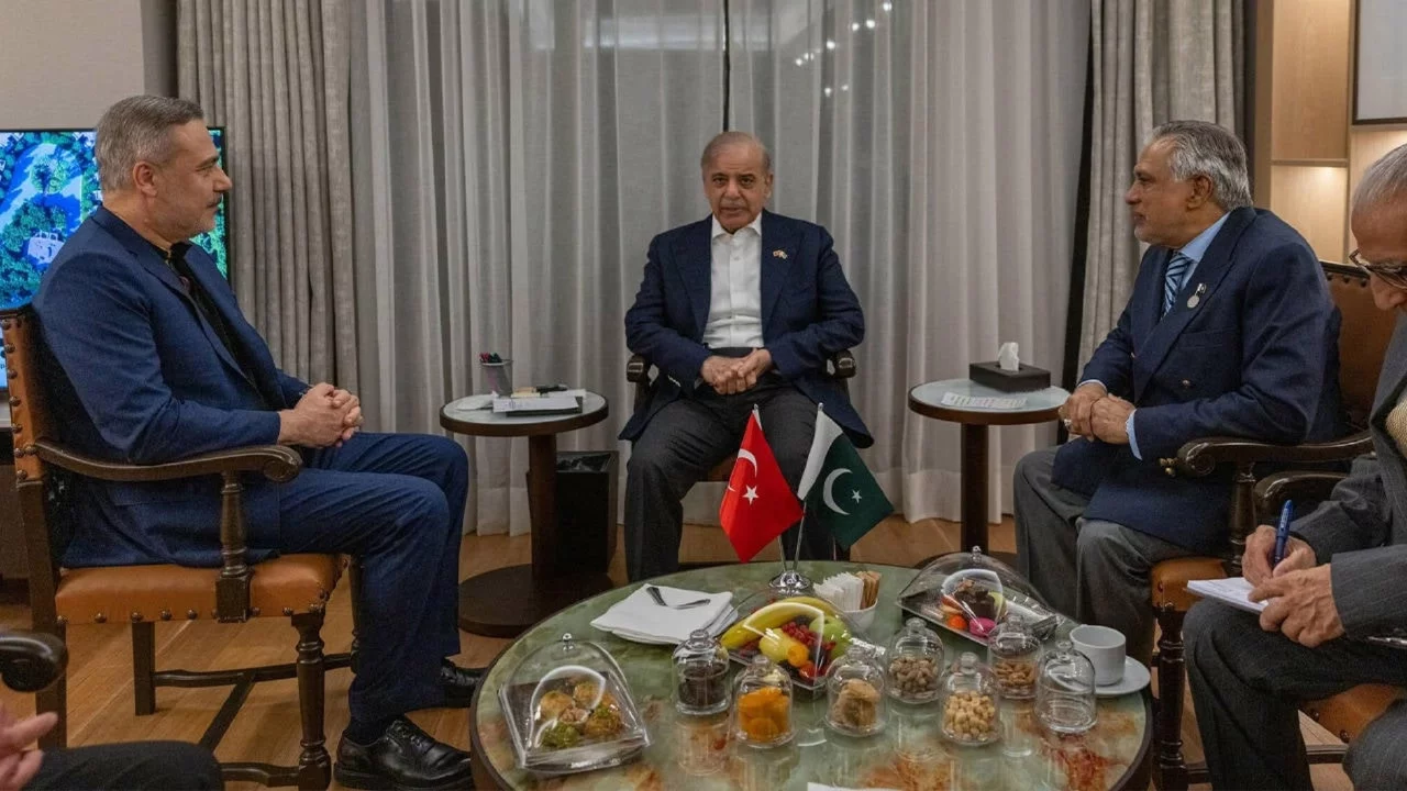 Bakan Fidan, Pakistan Başbakanı Şahbaz Şerif ile görüştü