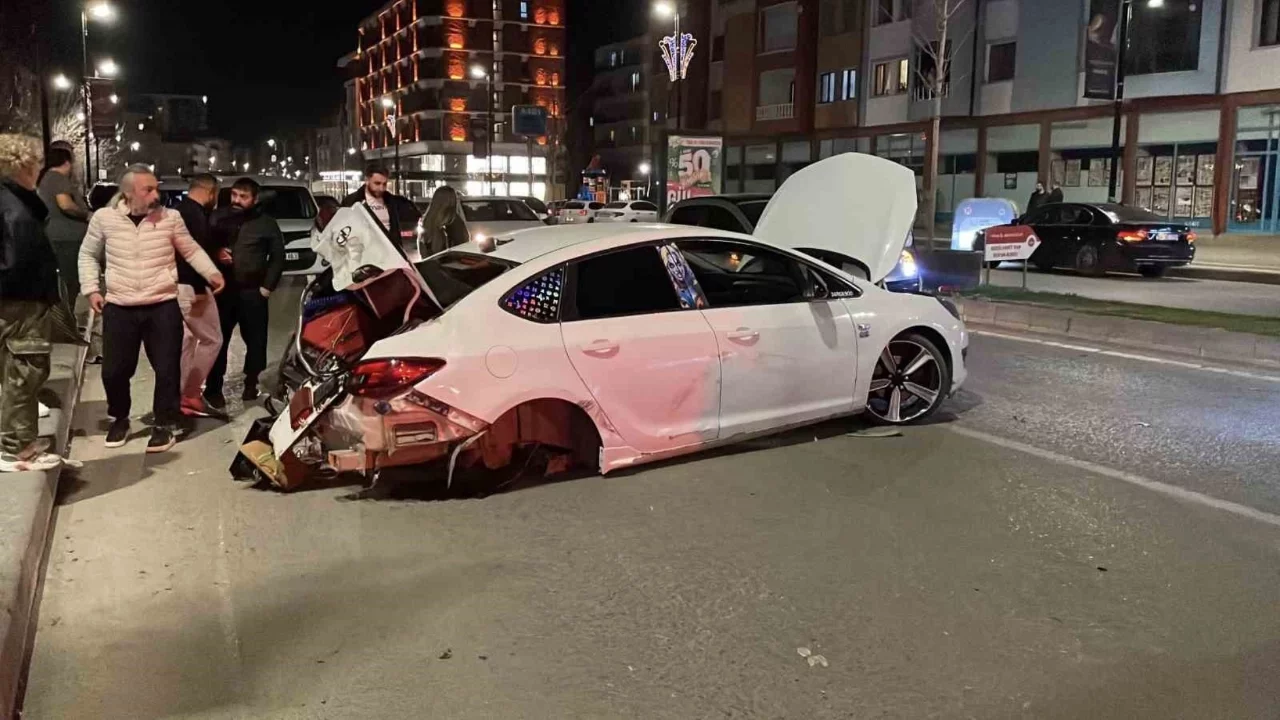 Sivas'ta üç kişinin yaralandığı kazada araç hurdaya döndü