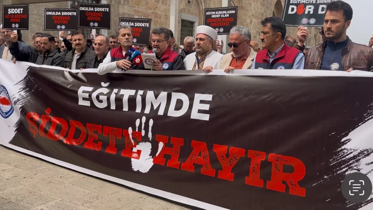 Bursa'da Ayla öğretmen ve 8 öğrenci için gıyabi cenaze namazı kılındı