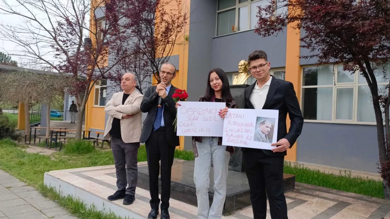 Bursa'da gençlerden öğretmenlerine anlamlı destek