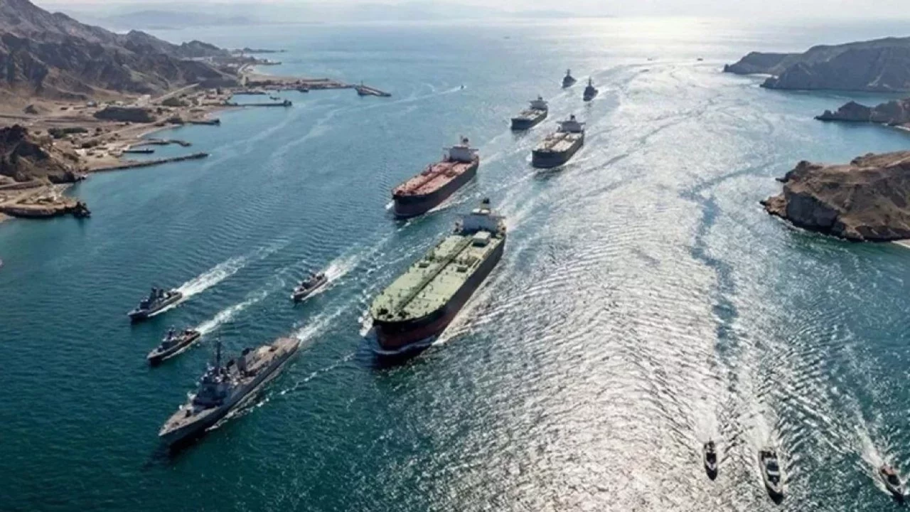 İran: Hürmüz Boğazı'nda askeri gemilerin geçişi hala yasak