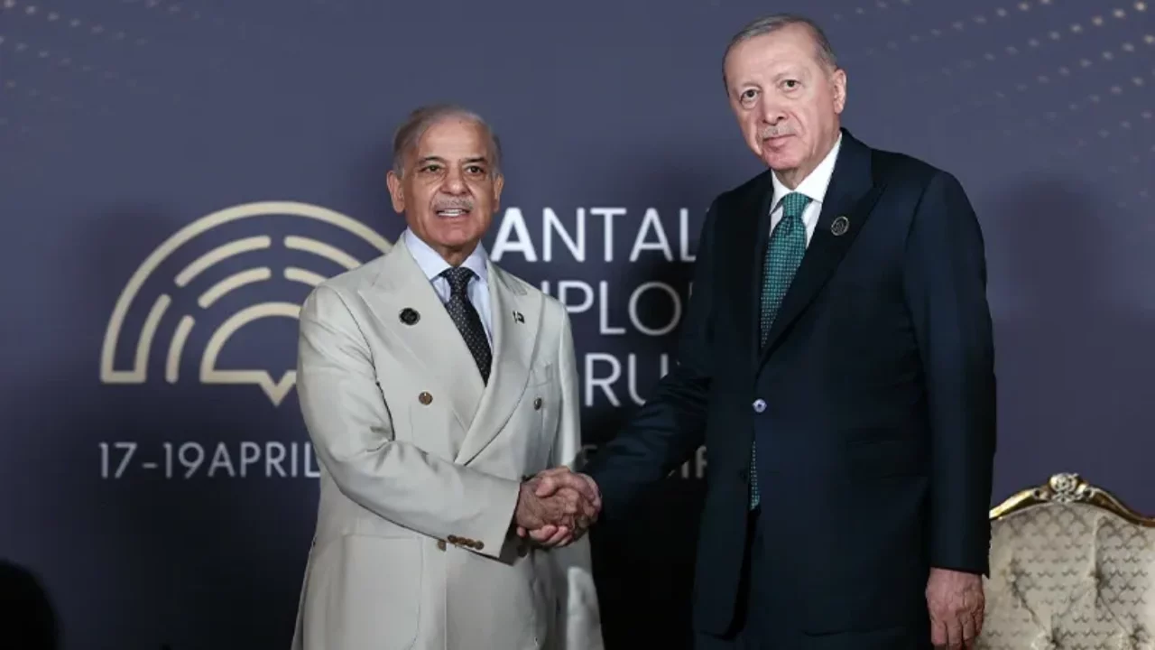 Cumhurbaşkanı Erdoğan, Antalya'da Pakistan Başbakanı Şahbaz Şerif'i kabul etti