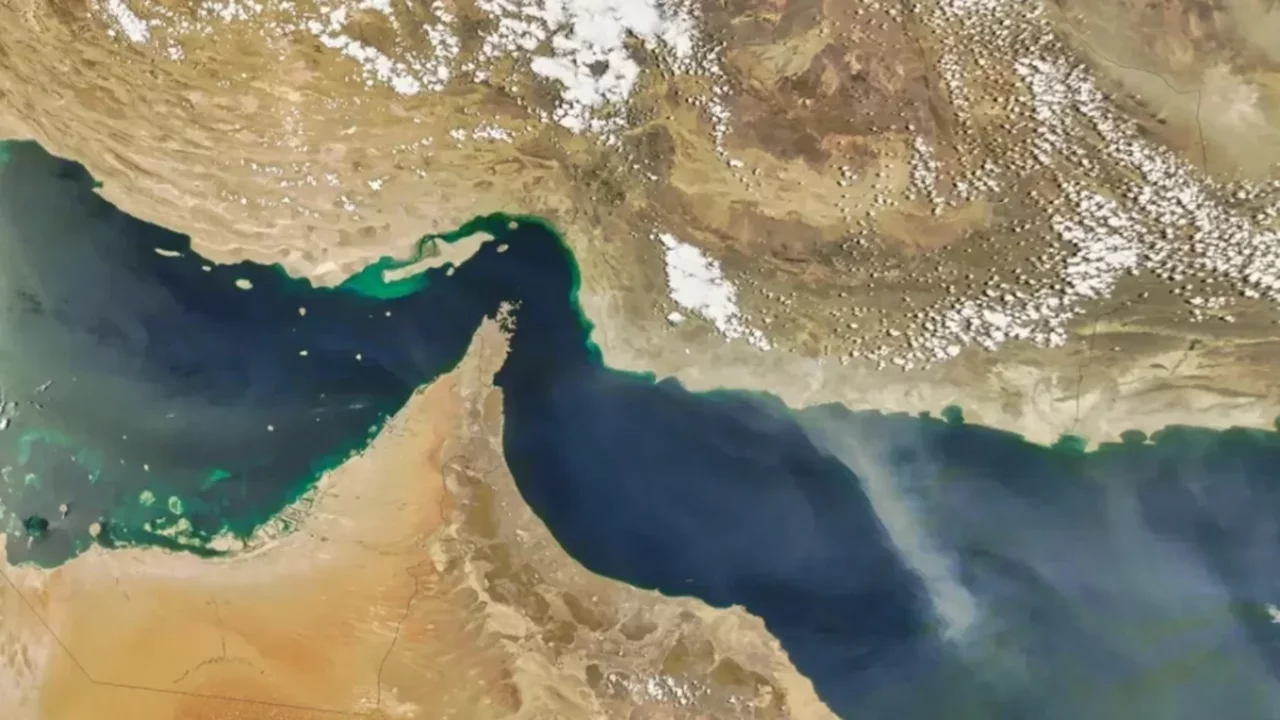 İran duyurdu: Hürmüz Boğazı açıldı