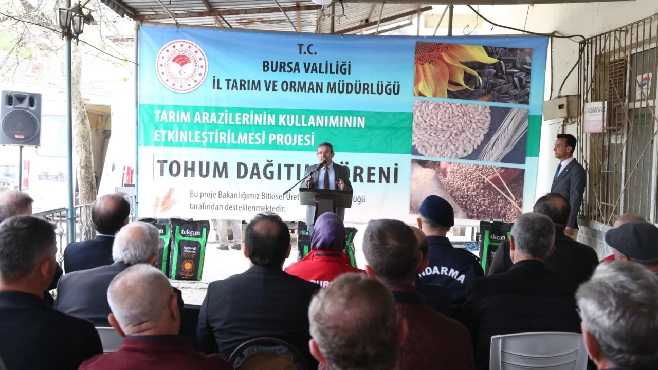 Mudanya Çayönü Mahallesi'nde yağlık ay çiçek tohumu dağıtımı yapıldı