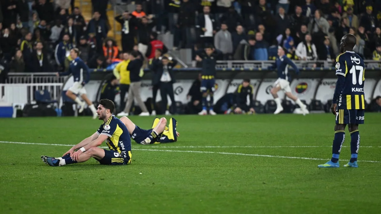 Fenerbahçe, Rizespor karşısında son saniyede yıkıldı