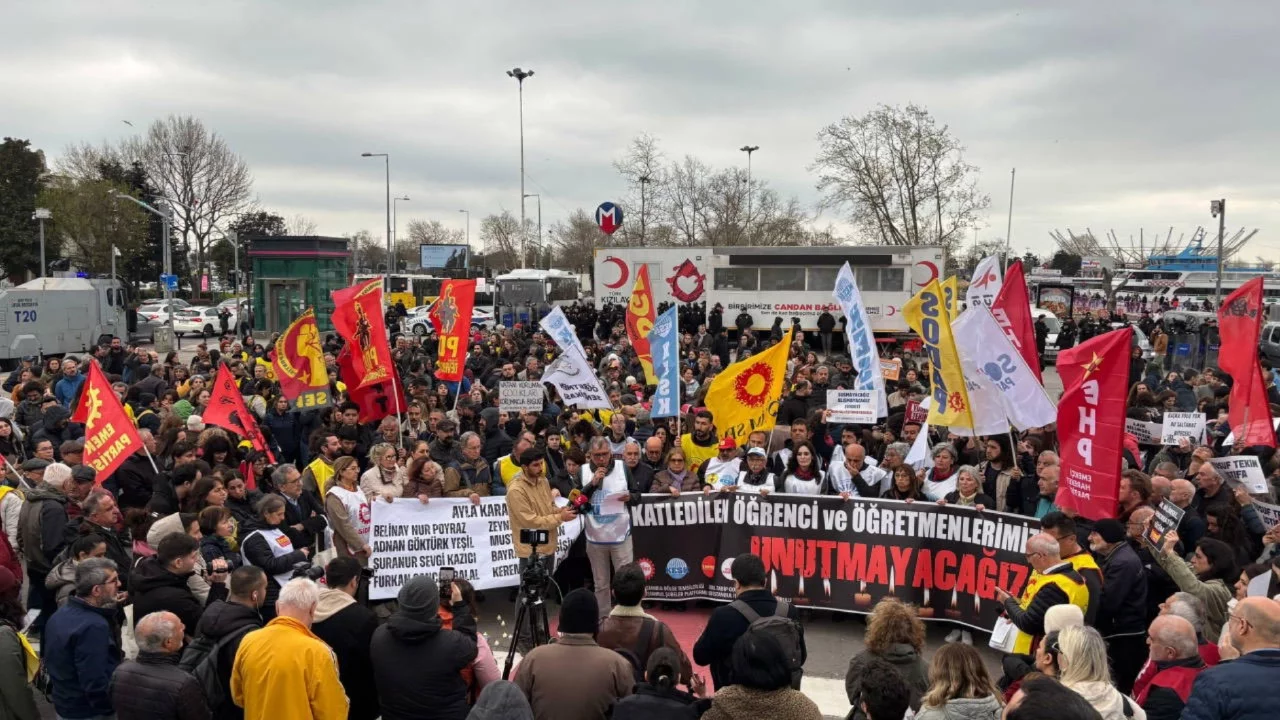Eğitimciler Kadıköy İskele'den seslendi: 'Bu şiddet sürdürülen yanlış politikaların doğrudan sonucu'
