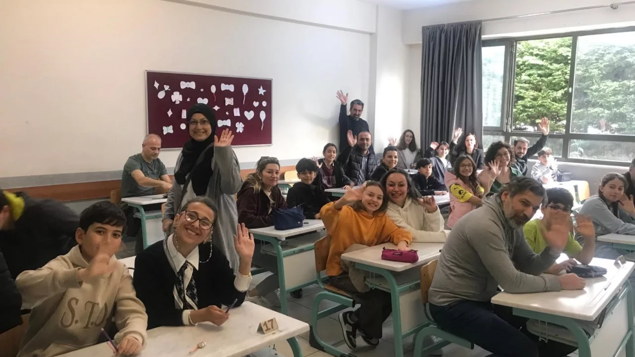 Bursa'da veliler çocuklarıyla sınava girdi