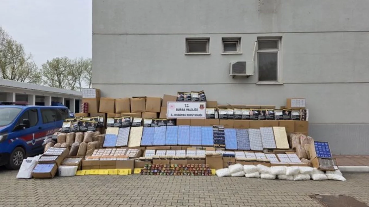 Bursa'da dev operasyon! Milyonlarca kaçak sigara malzemesi ele geçirildi