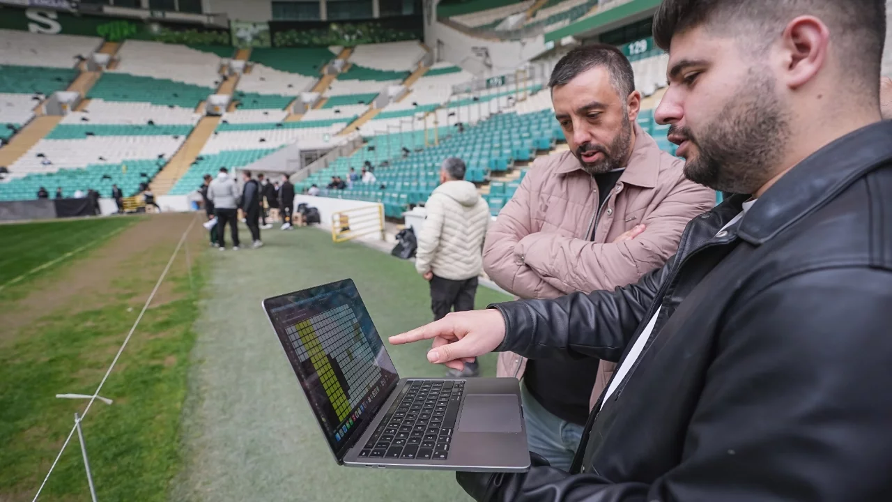 Bursaspor taraftarından şampiyonluk maçına 40 bin kartonluk koreografi