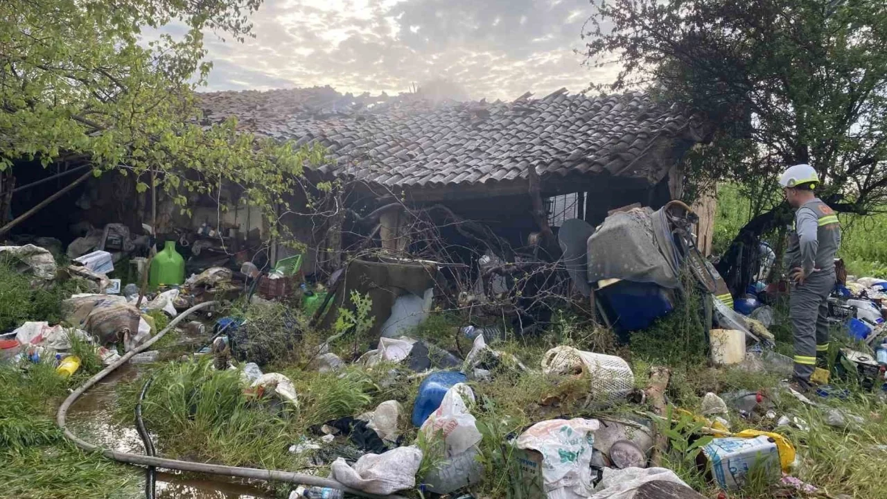 Manisa'da ev yangını: 1 kişi öldü