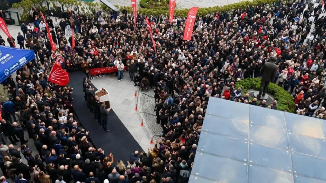 Yurttaşlar Onursal Adıgüzel'e destek için Ataşehir Belediyesi önünde toplandı