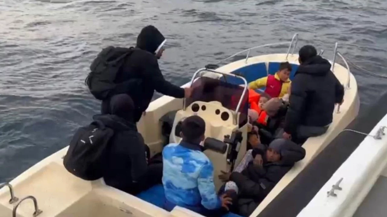 Ayvacık açıklarında 13 kaçak göçmen ile 2 organizatör yakalandı