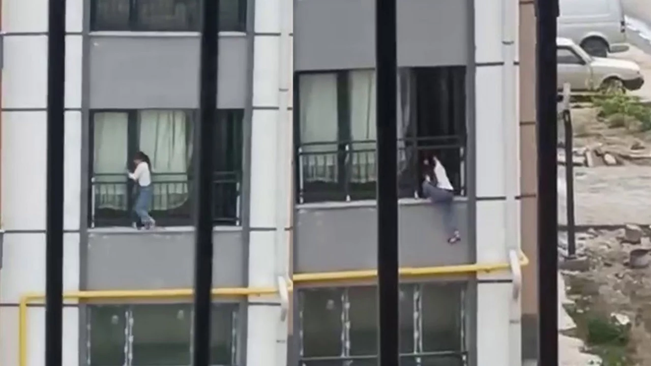 Camdan çıkarak korkulukta gezinen çocuk, yürekleri ağza getirdi