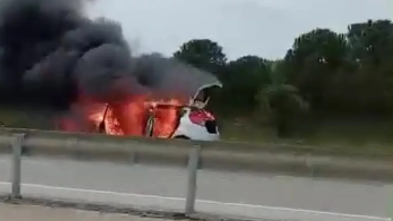 Bursa'da seyir halindeki otomobil alev aldı