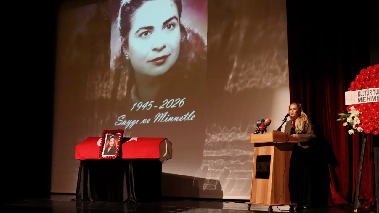 Usta sanatçı Feyha Çelenk için Bursa Devlet Tiyatrosu'nda tören