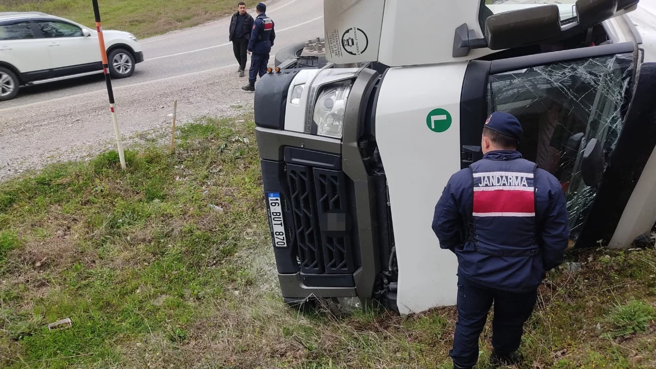 Bursa'da su yüklü tır yamaca devrildi: 1 yaralı