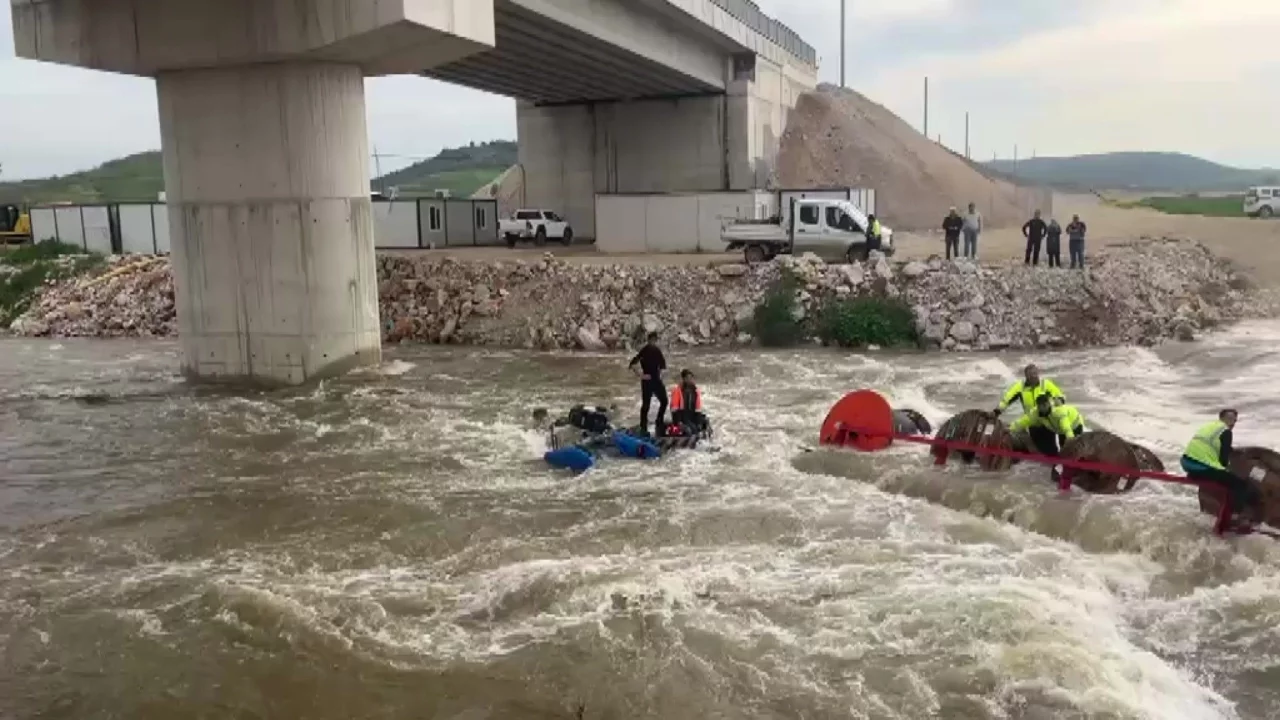 Bursa'da dereyi traktörle geçmek isterken faciadan dönüldü: 10 işçi vinçle kurtarıldı