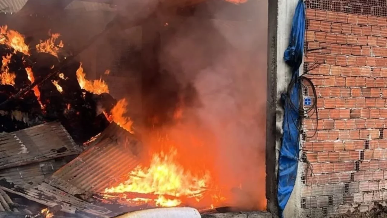 Alev alev yanan samanlık kül oldu