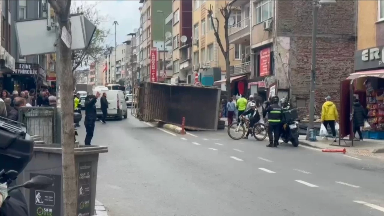 İstanbul Kağıthane'de kamyon yan yattı