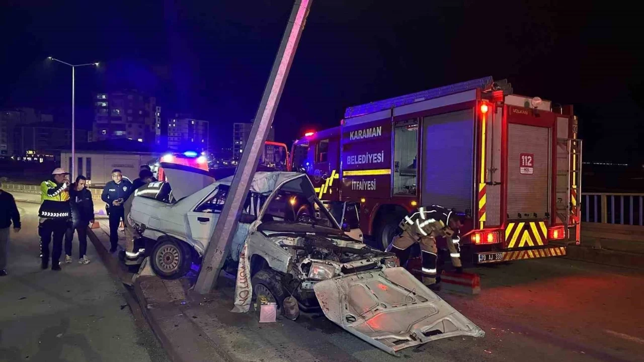Karaman'da otomobil aydınlatma direğine çarptı: 1'i ağır, 2 yaralı
