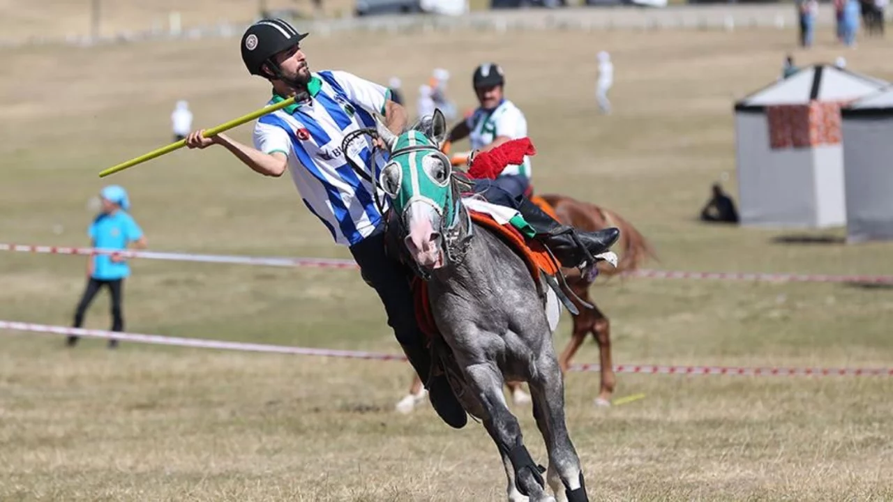 Turnuvada feci kaza! Cirit sporcusu ağır yaralandı, at öldü