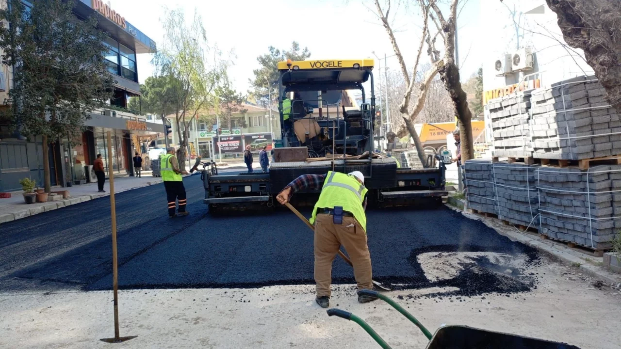 Bursa Büyükşehir Belediyesi, Mustafakemalpaşa ilçesinde asfalt kaplama çalışmalarını sürdürüyor