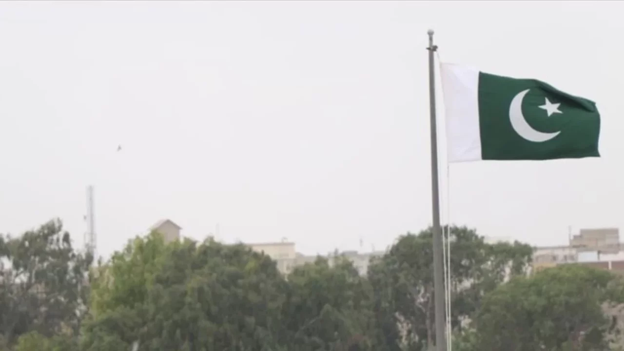 Pakistan'da ABD-İran teyakkuzu: Oteller boşaltıldı, yollar kapatıldı