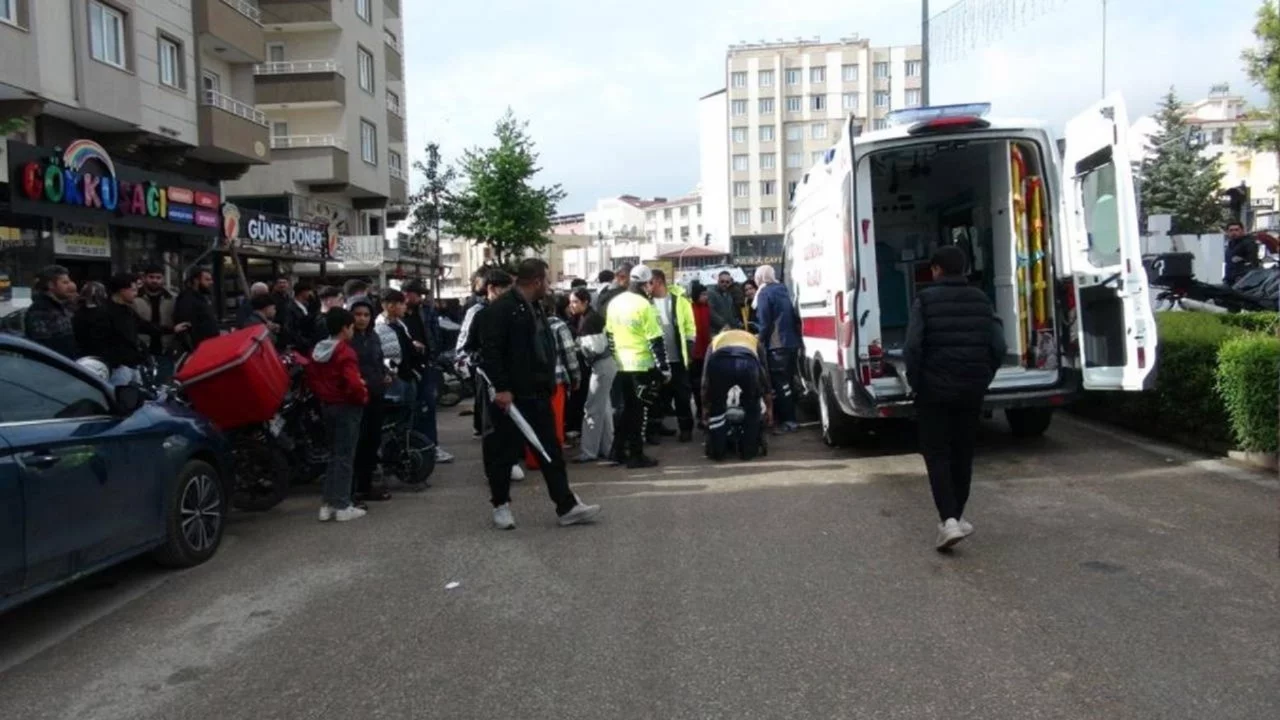 Motosikletin yayalara çarpması sonucu baba ve bebeği yaralandı