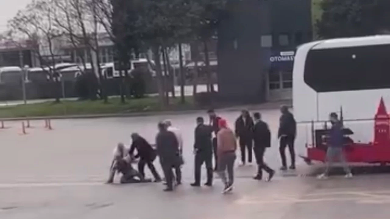 Bursa terminalinde yolcu ile şoför birbirine girdi! Kavga anı kamerada...