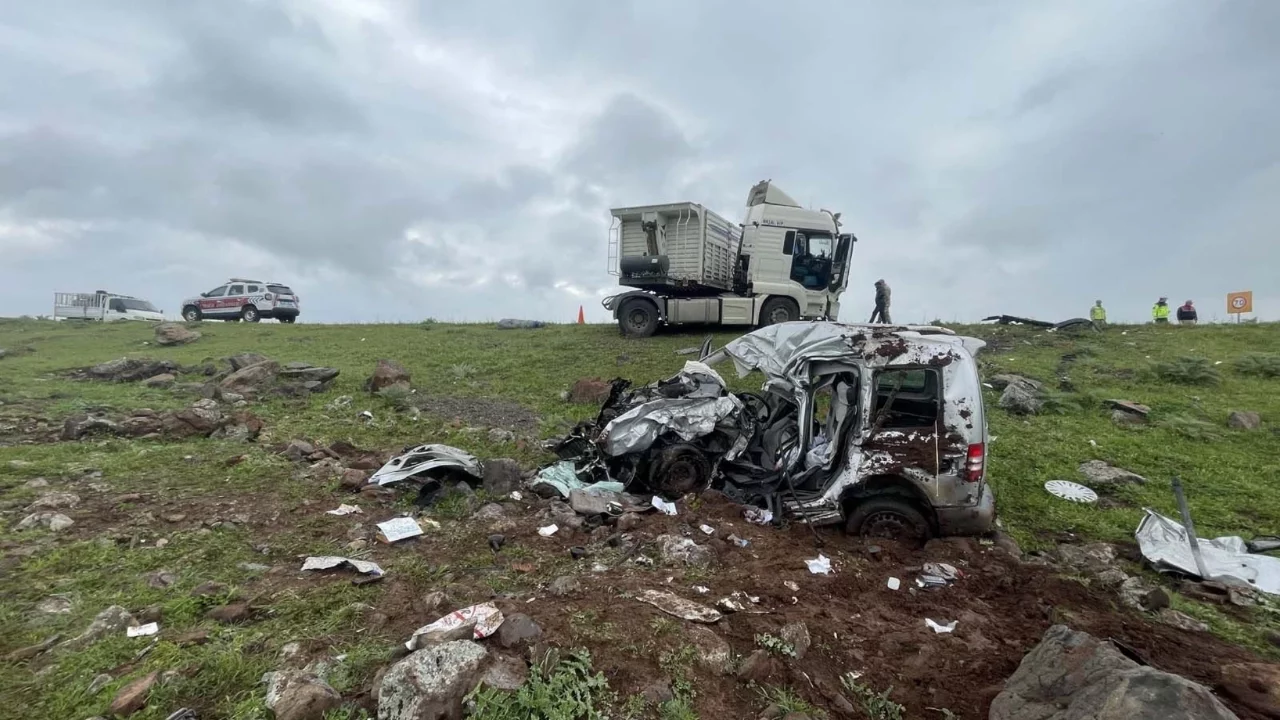 Feci kazada araba kağıt gibi ezildi: 2 ölü