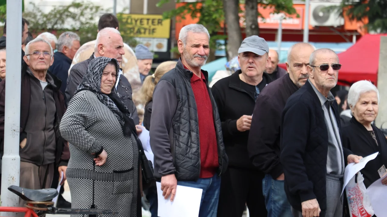 Bursa'da çifte vatandaşlar, Bulgaristan'daki genel seçim için oy kullanıyor