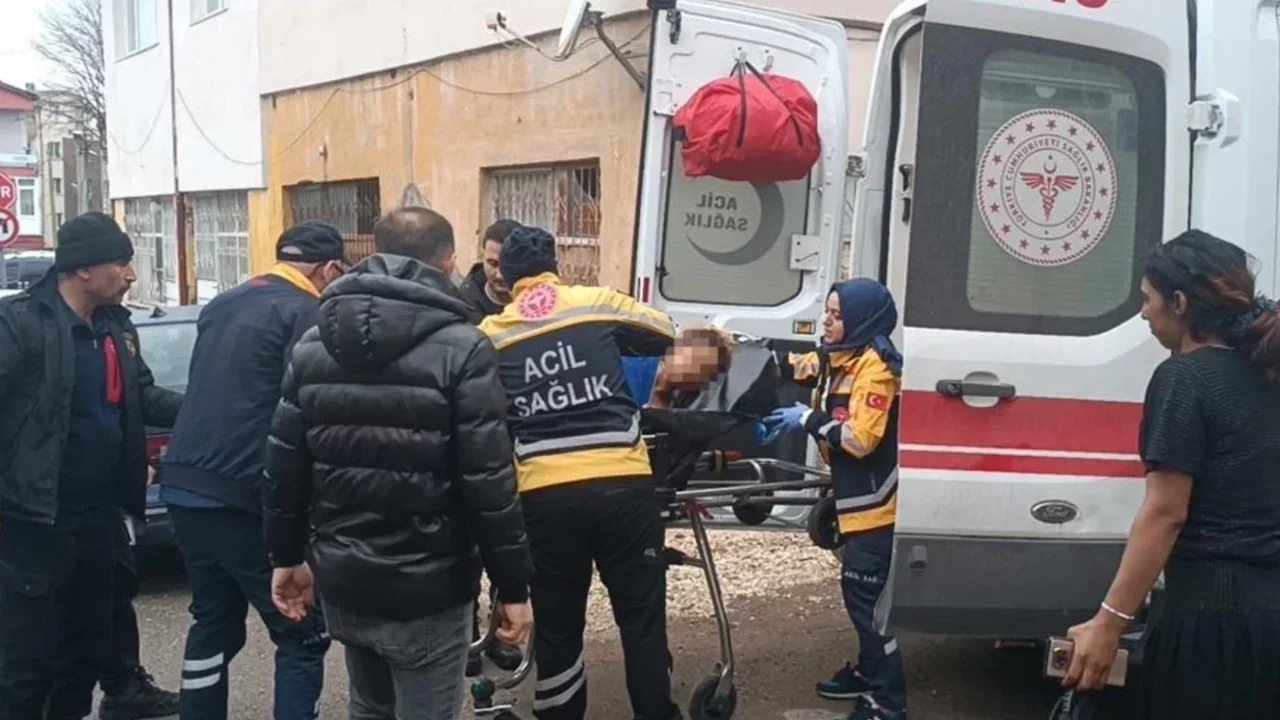 Boşanma aşamasındaki eşini dört yerinden bıçaklayıp eve kilitledi