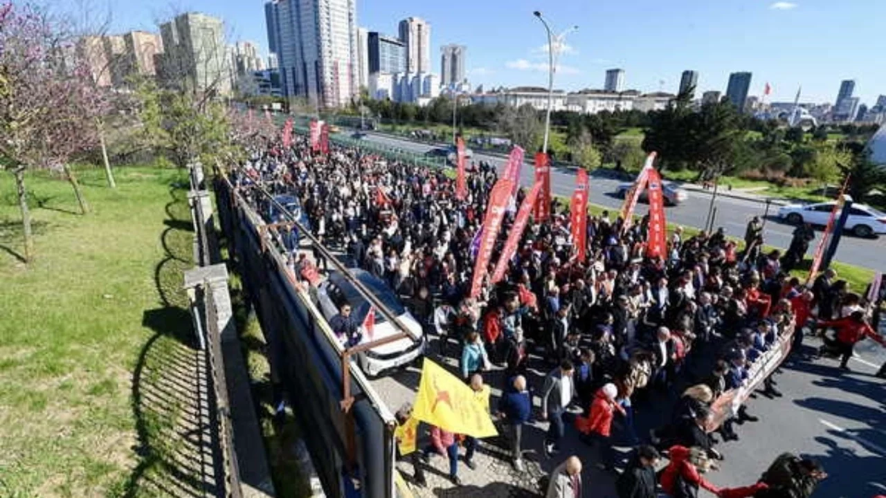 Ataşehir'de, Onursal Adıgüzel için yürüyüş