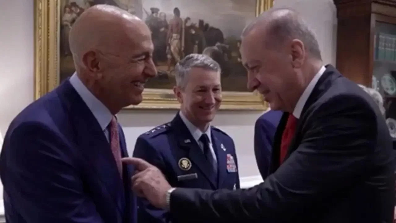 AK Parti'nin Tom Barrack 'sessizliğine' sert tepki: 'Ağızlarını bıçak açmaz, açamaz çünkü...'