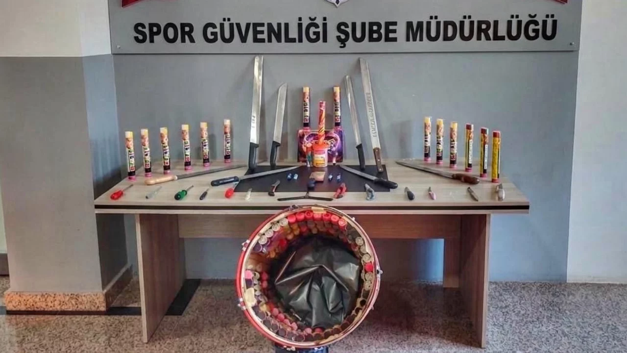 Taraftar otobüsünden adeta cephanelik çıktı