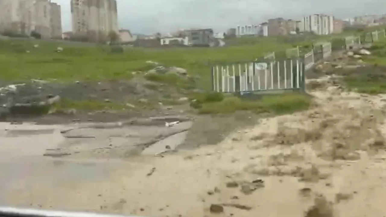 Şırnak'ta dereler taştı, çocuklar sel sularında oynadı