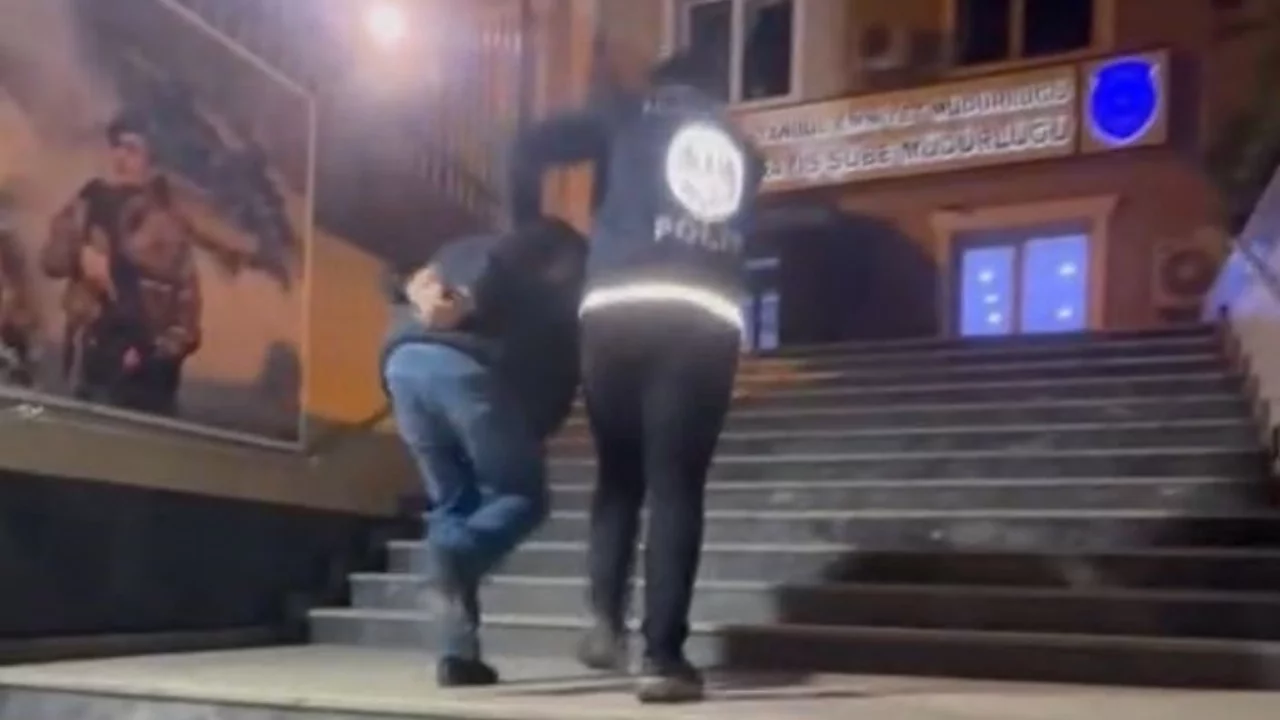 Sosyal medyada polis yeleği giyerek yayın yaptı, gözaltına alındı