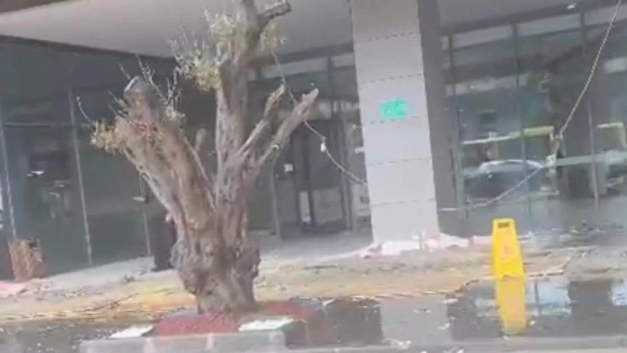 Batman'da sağanak kabusu: Sel bastı, AVM tavanı çöktü