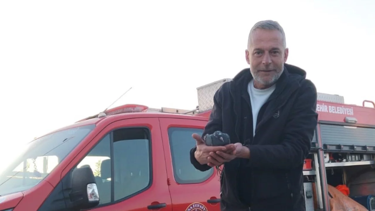 Bursa'da köprü altında asılı kalan güvercin kurtarıldı