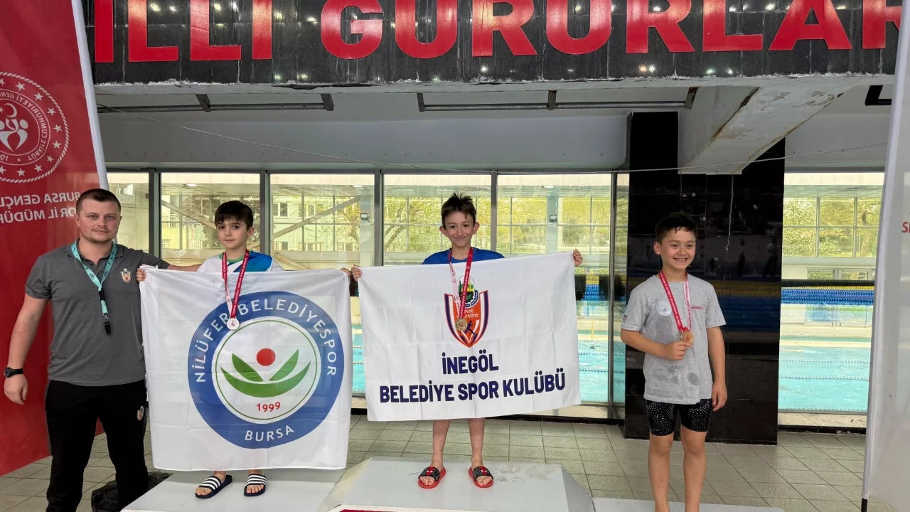 İnegöllü minik yüzücülerden 18 madalyalık gurur
