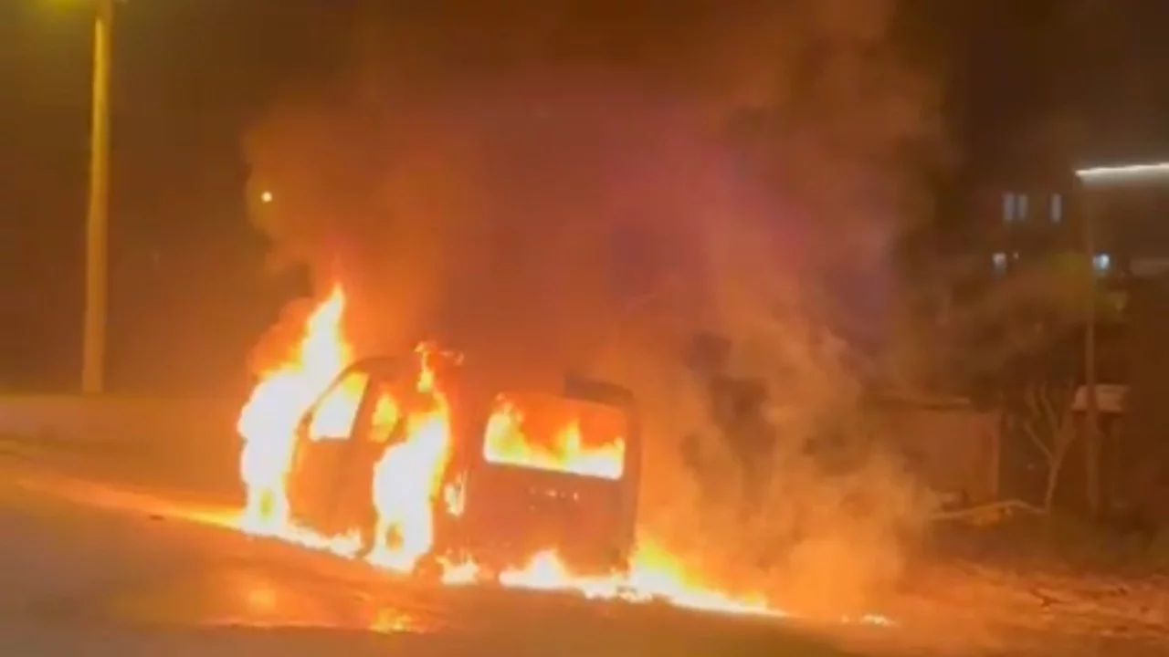 Tekirdağ'da seyir halindeki araç alev topuna döndü