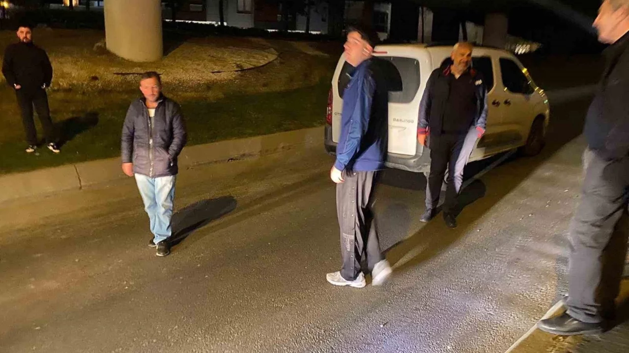 İstanbul'da yolda kalan araç trafiği kilitledi: Yolcularla sürücü arasında tartışma çıktı