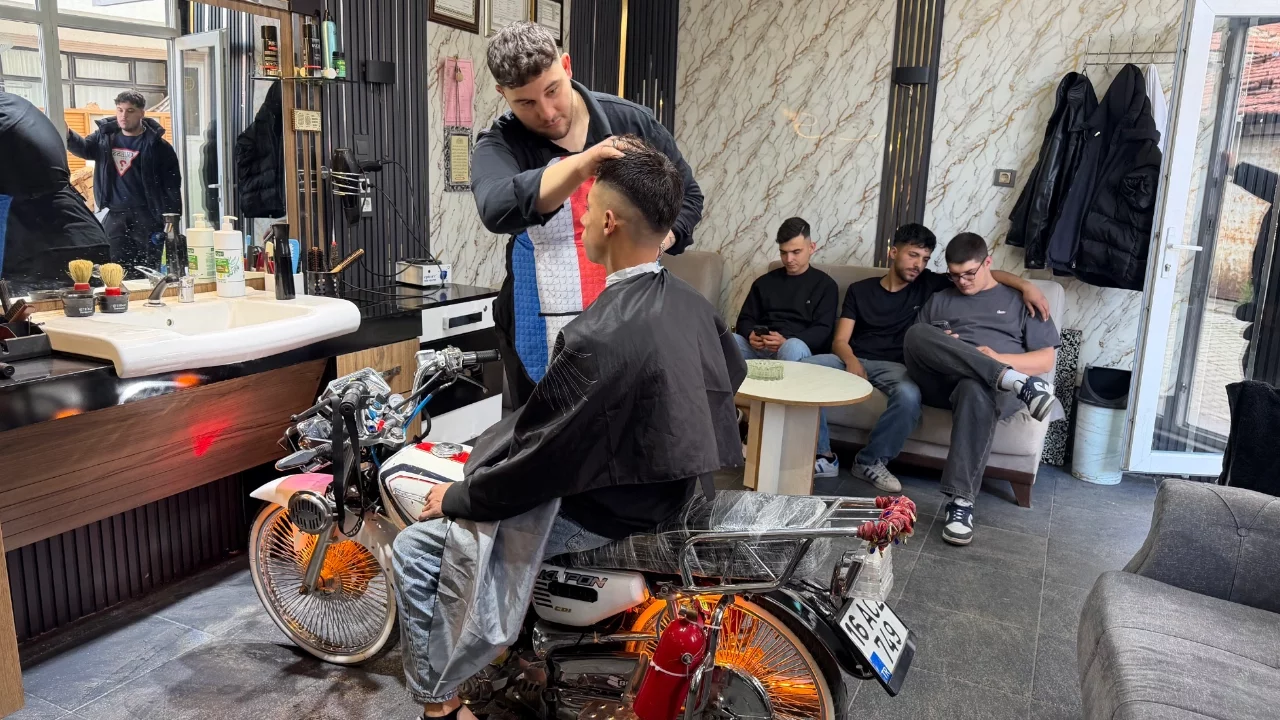 Bursa'da motosikleti berber koltuğuna dönüştürdü, gençler sıraya girdi