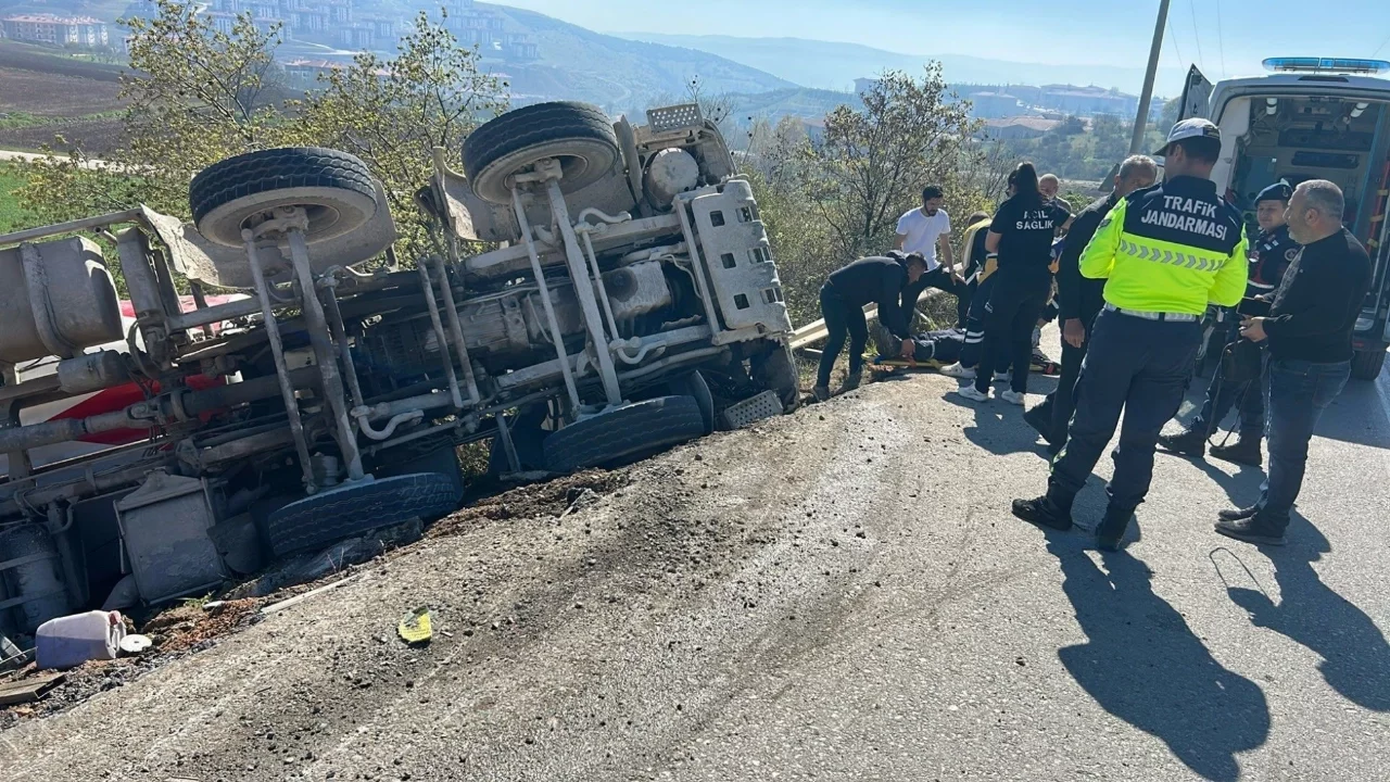 Bursa'da kaza: Beton mikseri şarampole yuvarlandı