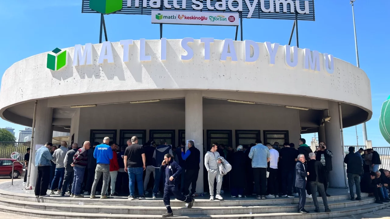Bursaspor kombinesi kapış kapış: Taraftar saatlerce kuyrukta bekledi