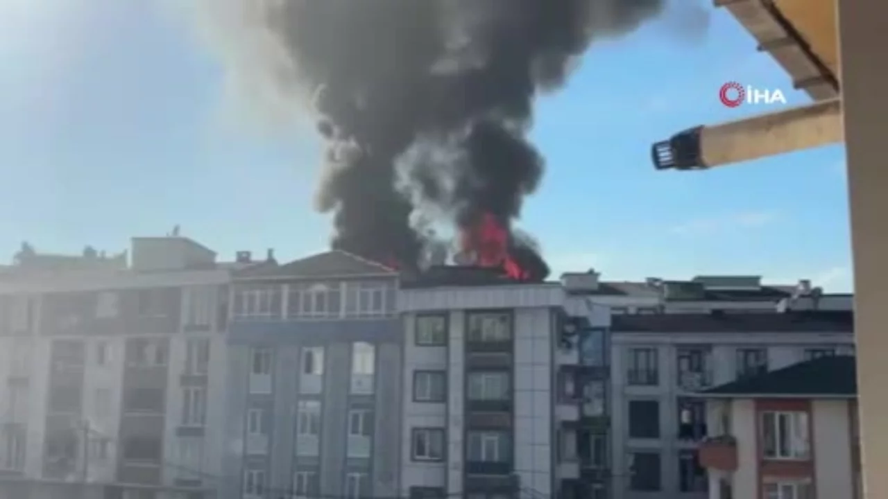 İstanbul Esenyurt'ta çatıda çıkan yangın 3 binaya sıçradı