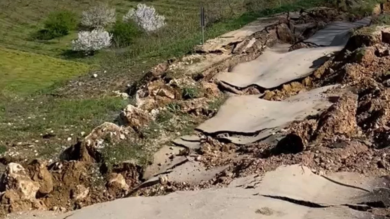 Bursa'da meydana gelen heyelan yolu kapattı