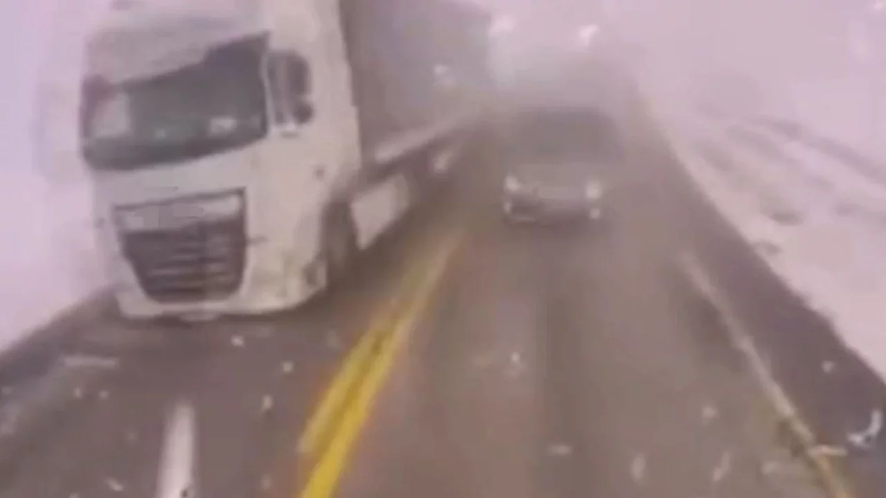 Artvin'de sis ve hatalı sollama kazaya neden oldu